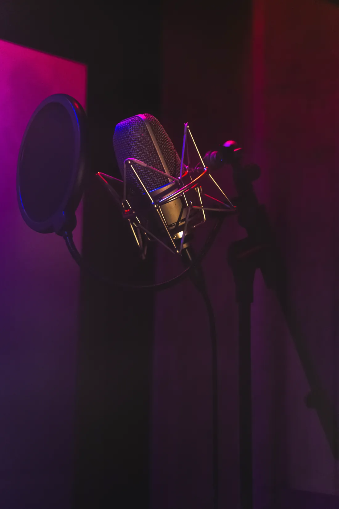 Studio Or : micro à condensateur avec filtre anti-pop dans la lumière violette
